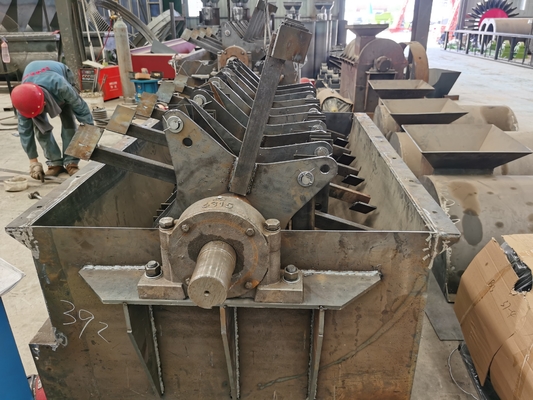 Machine de fabrication d'engrais organiques à haute productivité avec broyage de matériaux semi-humides